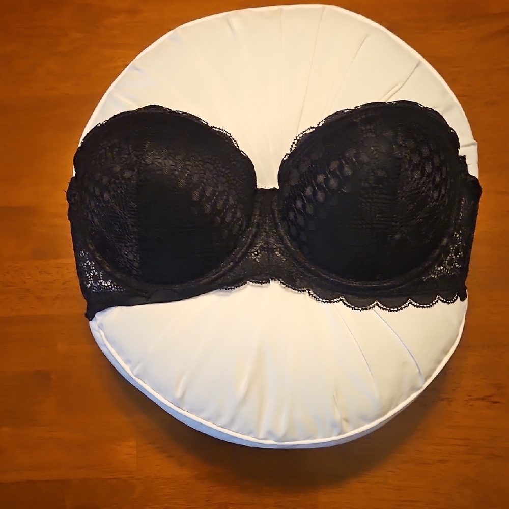 Elegant Black Lace Strapless Bra